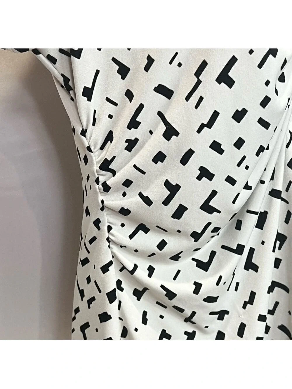 Alfani V-Neck Black & White Short Sleeve Ruched Blouse Top Size M